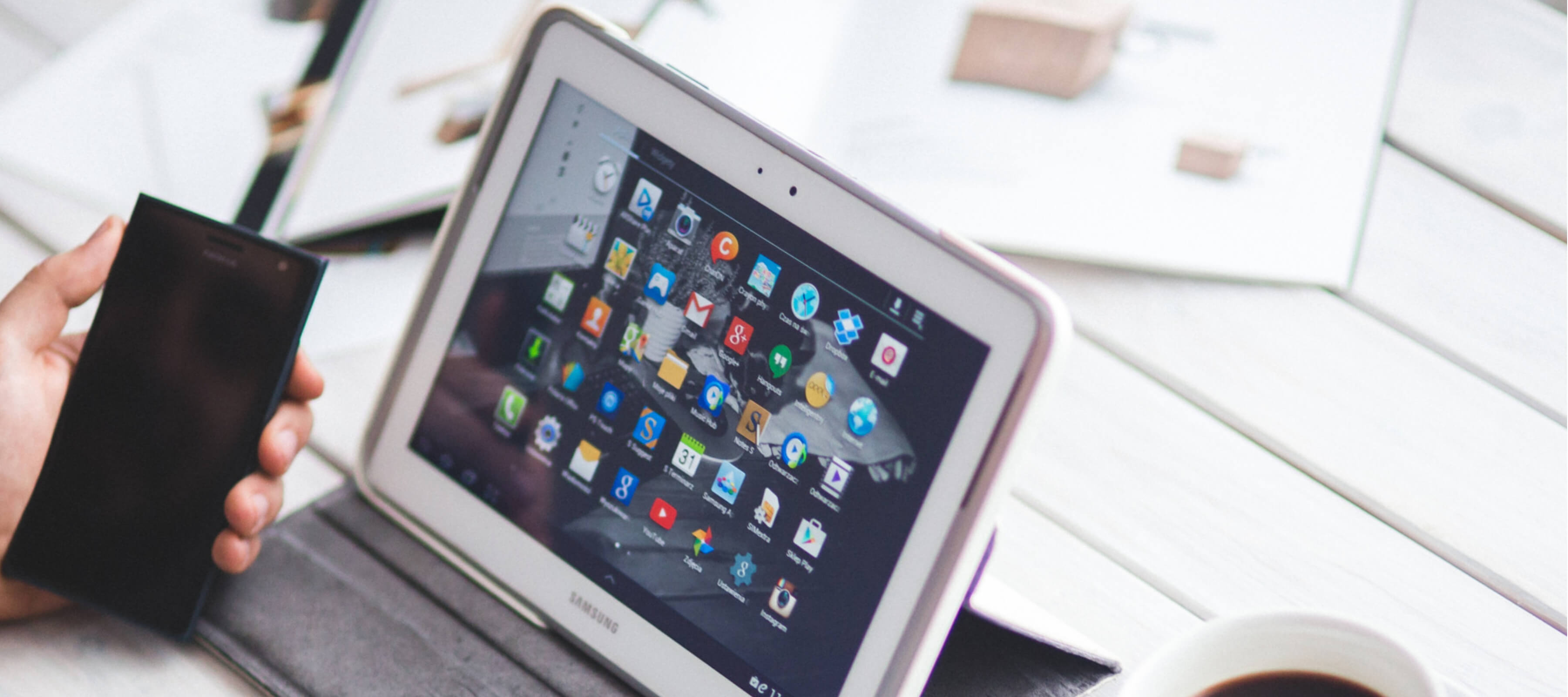 Móvil y tablet para estar informado de la nueva convocatoria de Kit Digital